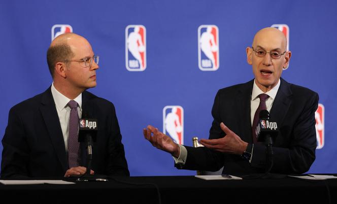 FIBA Secretary General Andreas Zagklis (left), and NBA commissioner Adam Silver is expressed during a press conference to announce the NBA's desire to align himself more about FIBA ​​and widen her role in European basketball in New York on March 27, 2025.