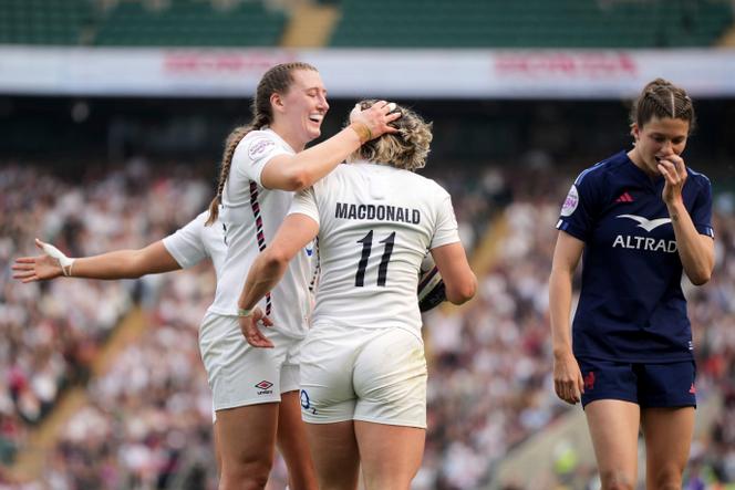 The Englishman Emma Sing (left) famous with her teammate Claudia Macdonald her test during the match of the Six Nations tournament against France, Twickenham, April 26, 2025.