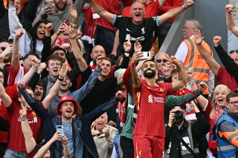 Liverpool cheers for the 20th title of club England of the club
