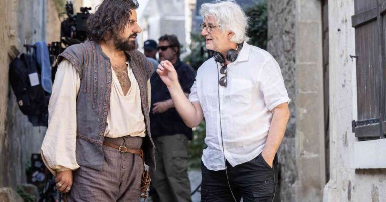 Artus becomes Cyrano de Bergerac: First photo
