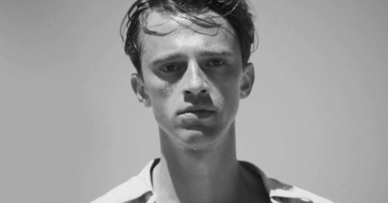 Benjamin Voisin becomes Meursault: the trailer of the Foreign 

