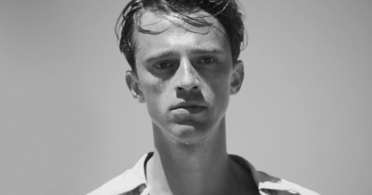 Benjamin Voisin becomes Meursault: the trailer of the Foreign